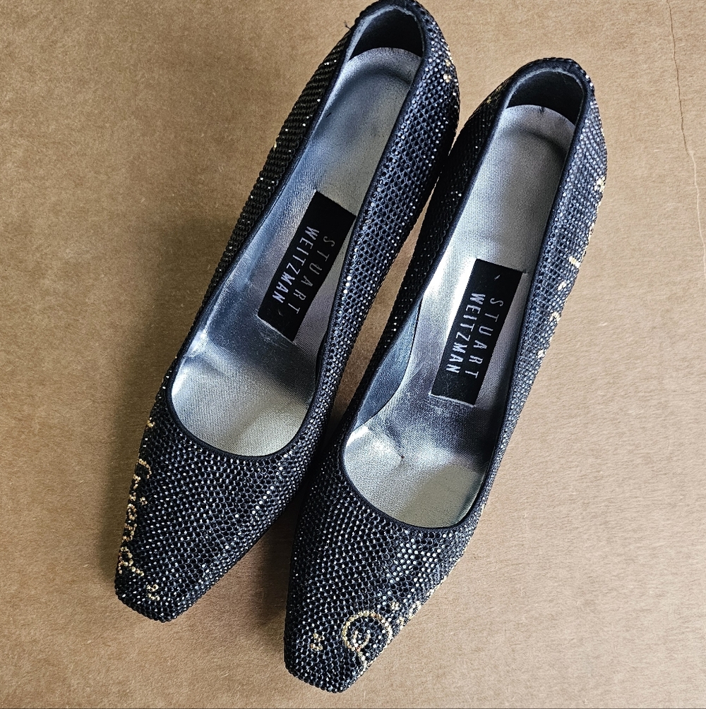 Elegant Black Heels with Gold Accents - Picture 7 of 9